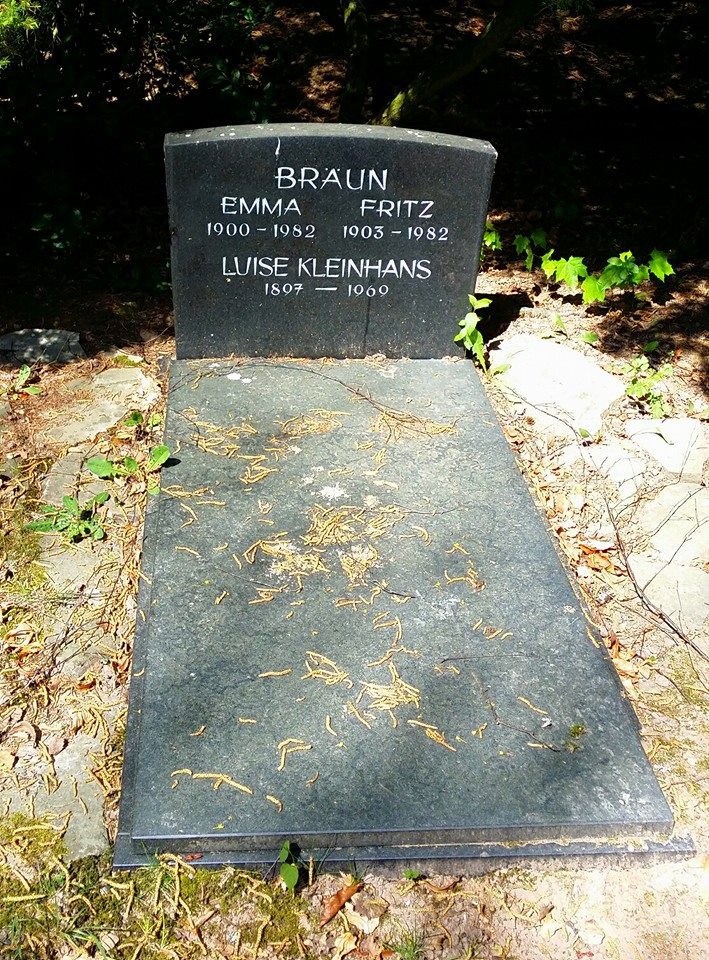 Das Grab von Fritz Bräun auf dem Obersteiner Friedhof Almerich (auf der Rückseite der Trauerhalle)